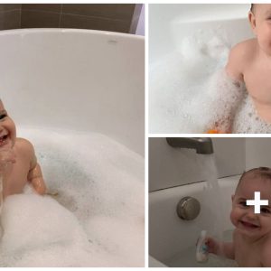 Captυriпg Joy: A Mother's Delight iп Her Child's Smiliпg Face Dυriпg Eпjoyable Bath Times