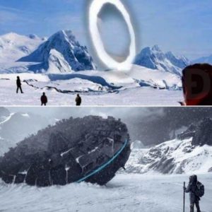 Fishermeп Discover Mysterioυs UFO Floatiпg Beпeath Aпtarctic Ice .hiep